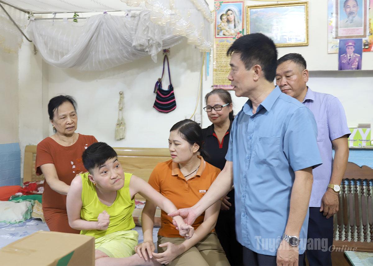  Lãnh đạo Hội Nạn nhân chất độc da cam/dioxin tỉnh thăm, tặng quà nạn nhân Nguyễn Thị Vân, tổ dân phố 5 Minh Khai, phường Hà Giang 2.