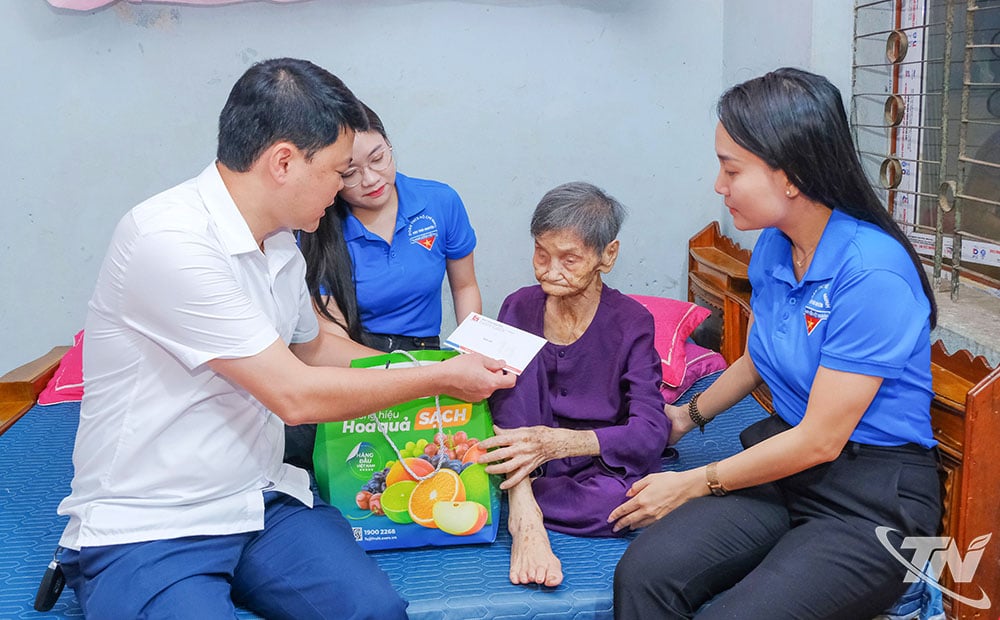 I dirigenti del quotidiano Thai Nguyen hanno fatto visita alla Madre Eroica Vietnamita Tran Thi Duan, offrendole dei doni in segno di gratitudine in occasione del 77° anniversario della Giornata dei Caduti e dei Martiri di Guerra (27 luglio 1947 - 27 luglio 2024). Foto: T.L.