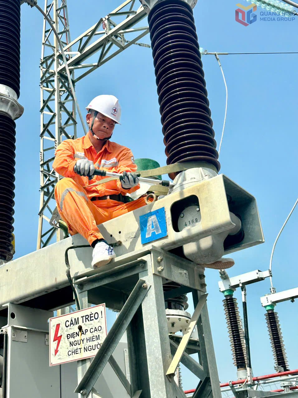Thợ điện Xí nghiệp Dịch vụ Điện lực Quảng Ninh trong ngày bảo trì Trạm biến áp Hà Tu ngày 2/8.