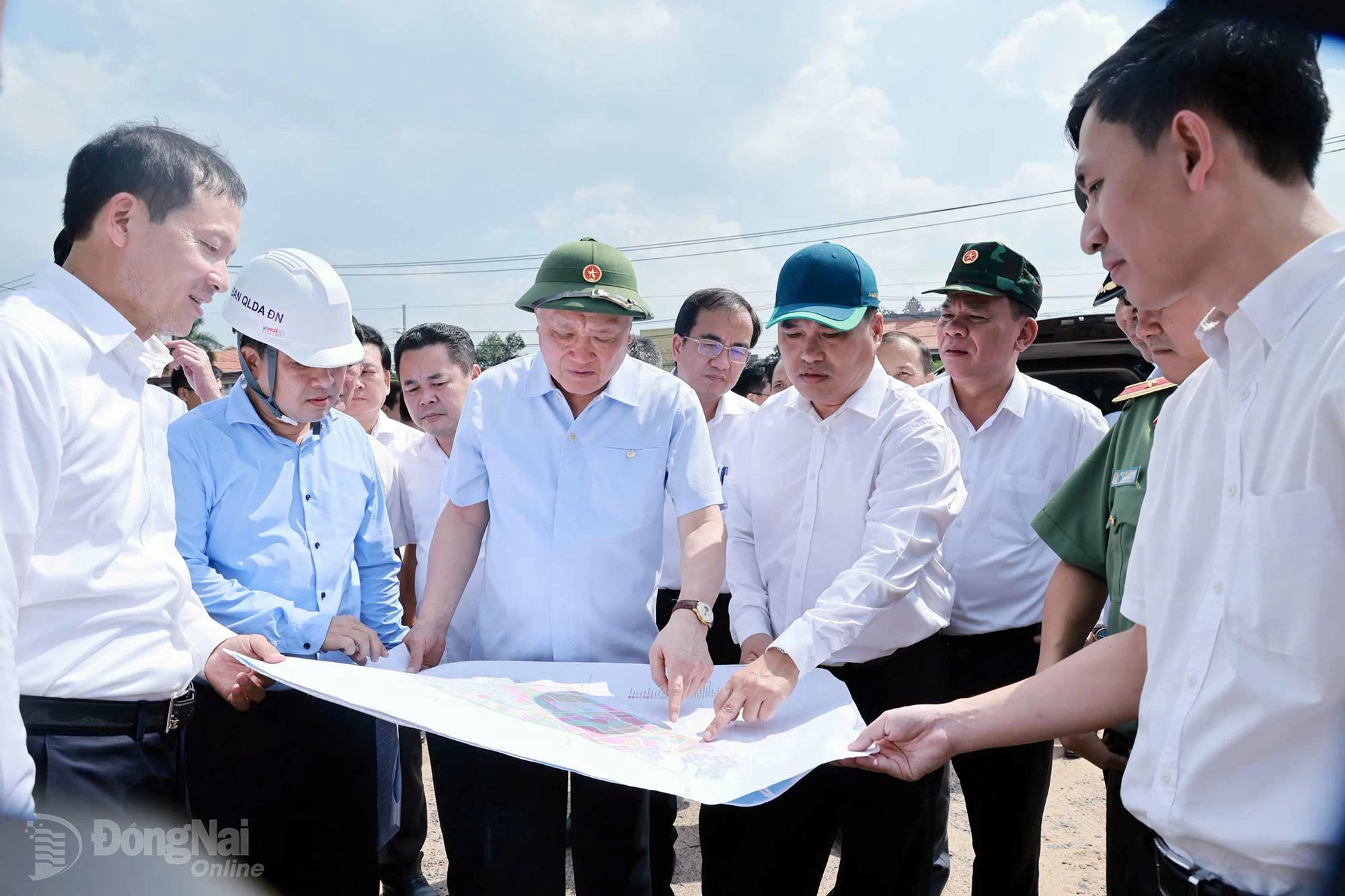 Lãnh đạo phường Trấn Biên báo cáo với đoàn công tác về tình hình triển khai di dời các hộ dân tại Khu công nghiệp Biên Hòa 1. Ảnh: Công Nghĩa
