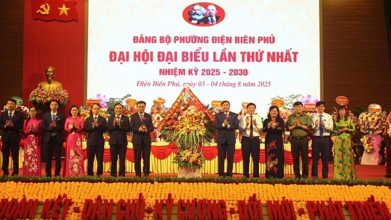 Các đồng chí lãnh đạo tỉnh Điện Biên tặng hoa, chúc mừng Đại hội Đại biểu Đảng bộ phường Điện Biên Phủ.