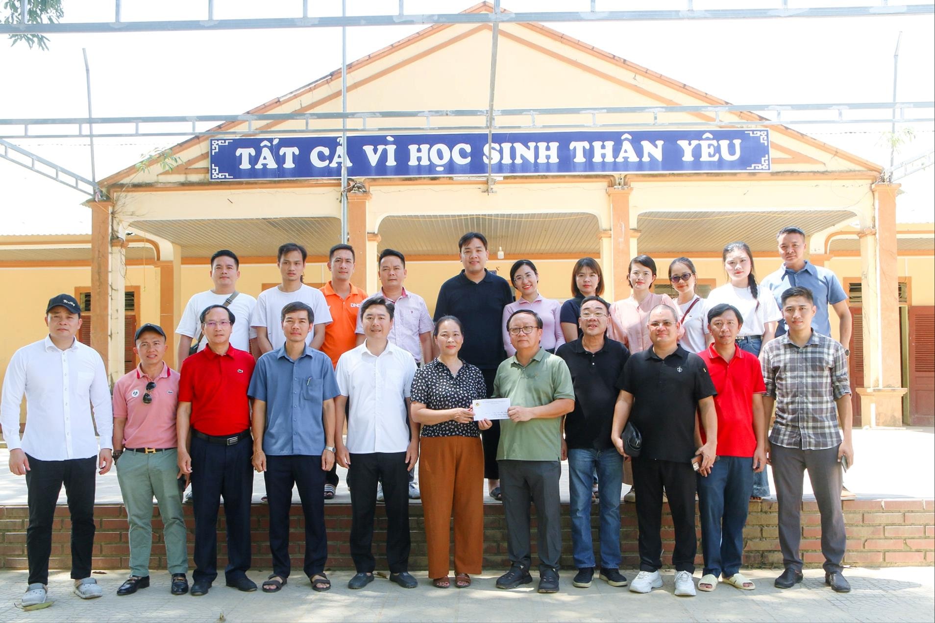 សមាគមធុរកិច្ច Nghe Tinh នៅទីក្រុង Da Nang បរិច្ចាគថវិកាចំនួន ៤០០ លានដុង ដើម្បីជួយដល់តំបន់ទឹកជំនន់ Tuong Duong