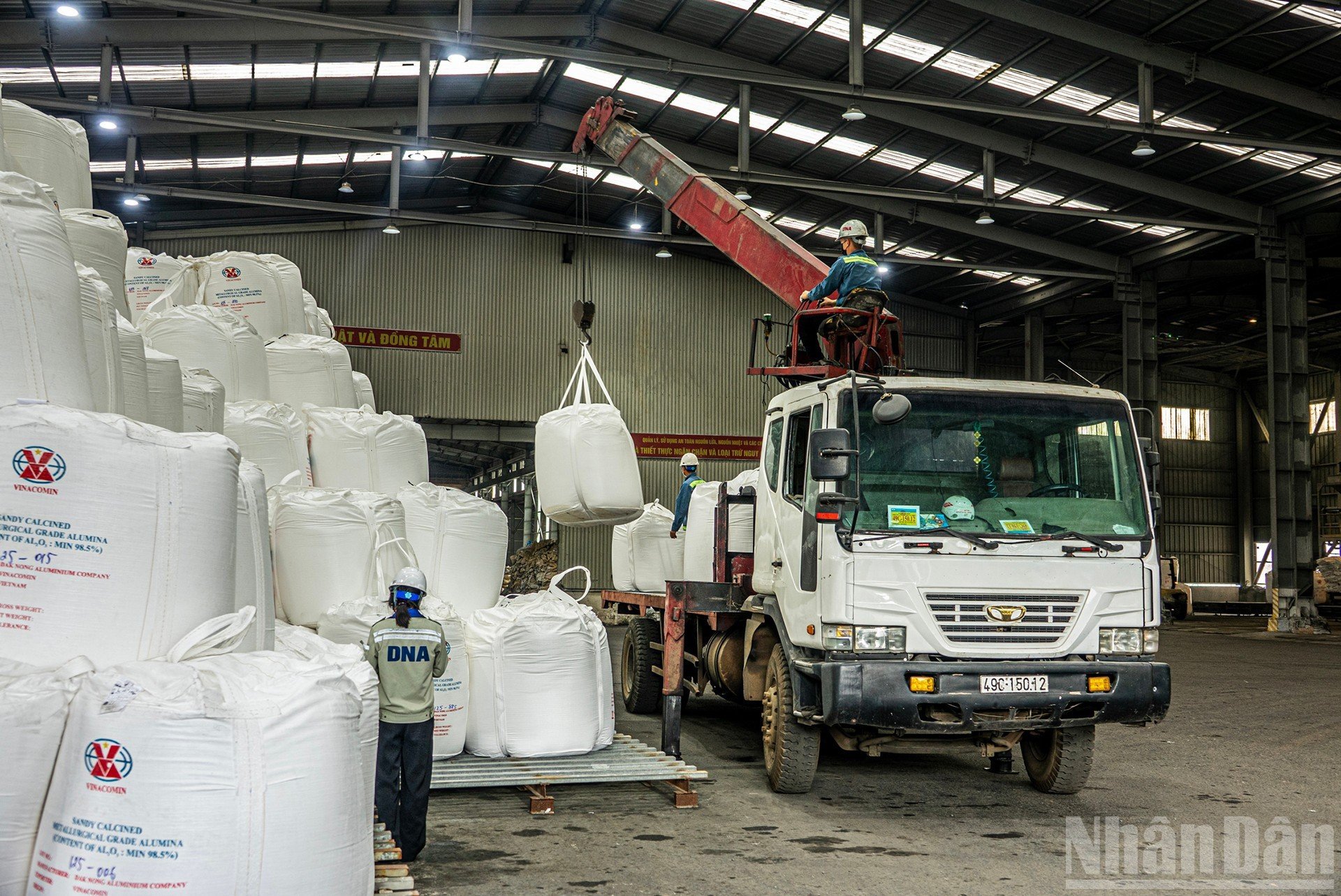 Đóng gói và xuất kho sản phẩm alumina (nhôm ôxit).