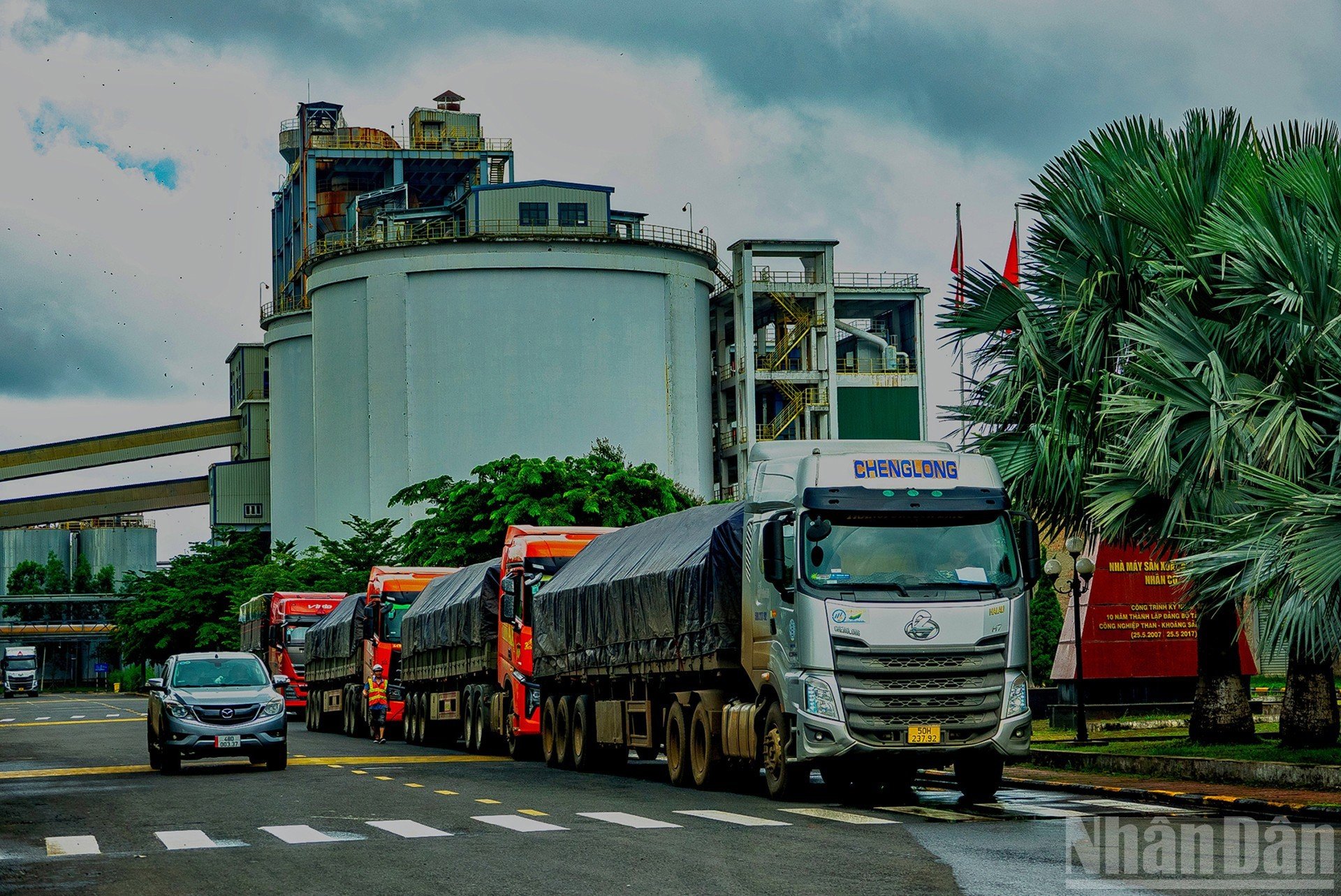 Vận chuyển sản phẩm alumina từ nhà máy ra cảng.