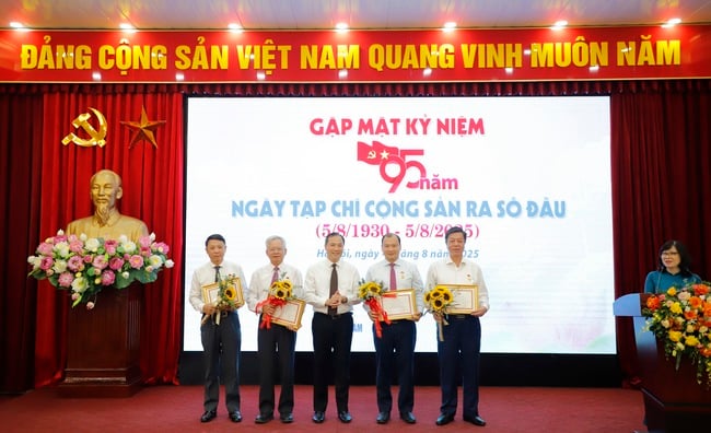 Tạp chí Cộng sản phải là &quot;pháo đài vững chắc&quot; trên mặt trận tư tưởng - Ảnh 6.