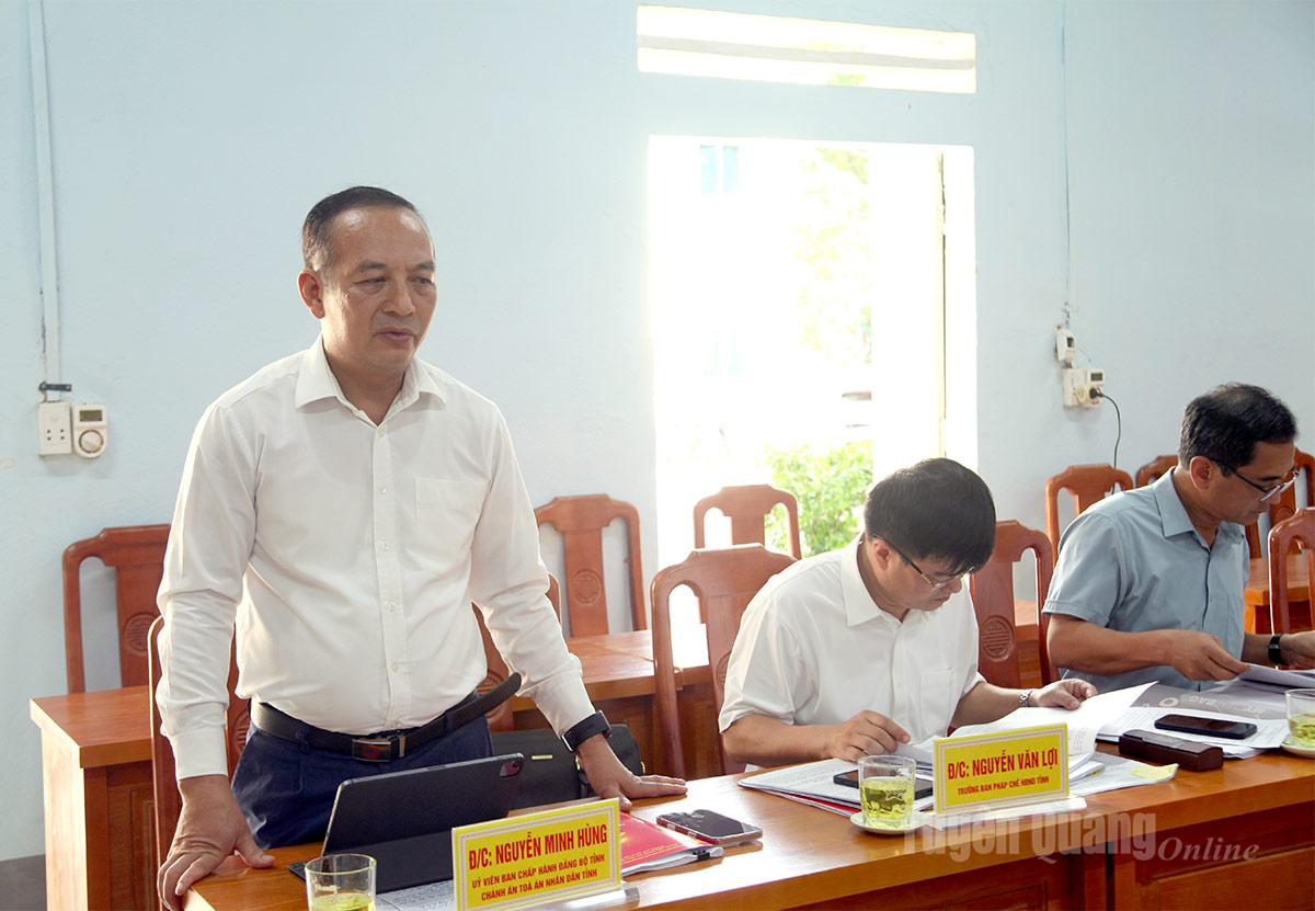 Thành viên đoàn công tác góp ý vào nội dung văn kiện đại hội xã Cán Tỷ.