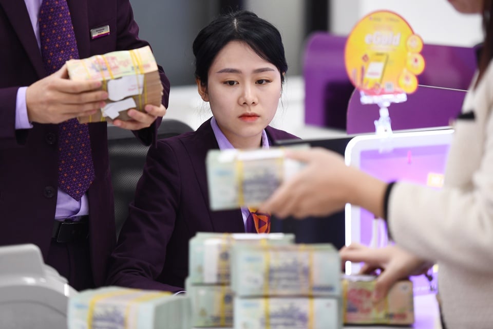 23 ngân hàng đã cắt giảm hơn 3.100 nhân viên trong 6 tháng đầu năm nay. Ảnh: Nam Khánh.