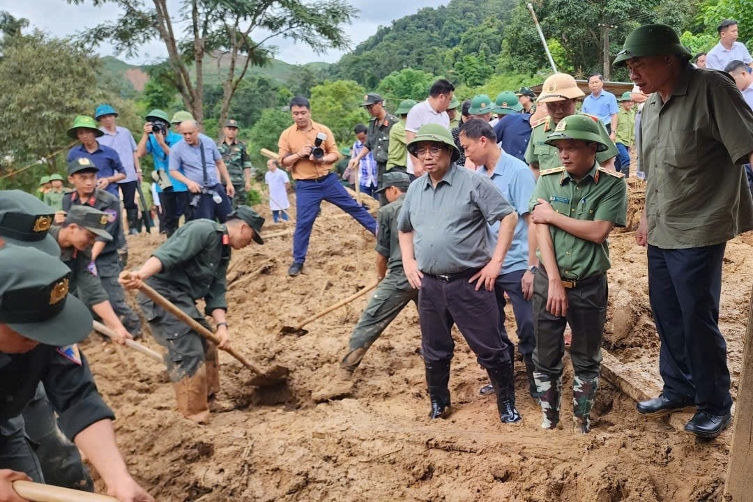 Thủ tướng tới bản Háng Pú Xi, xã Xa Dung, nơi có 17 hộ dân 80 khẩu bị mất toàn bộ nhà cửa. Ảnh: VGP