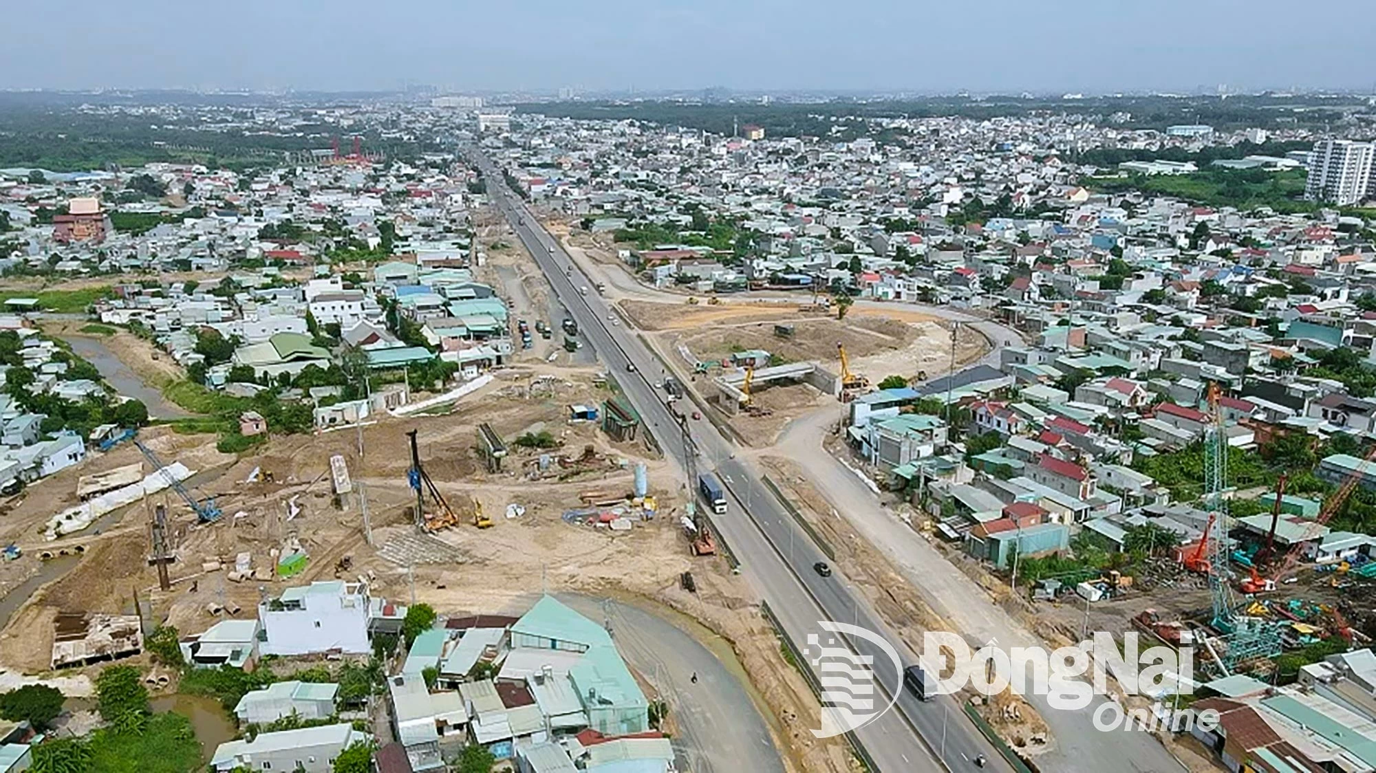 Thi công nút giao với đường Võ Nguyên Giáp thuộc Dự án Thành phần 1, Dự án Đường cao tốc Biên Hòa - Vũng Tàu. Ảnh: Phạm Tùng