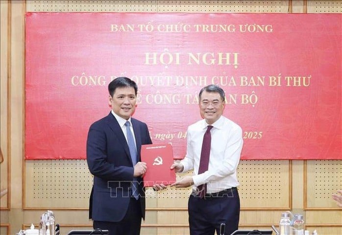Ủy viên Bộ Chính trị, Bí thư Trung ương Đảng, Trưởng Ban Tổ chức Trung ương Lê Minh Hưng trao quyết định của Ban Bí thư cho ông Nguyễn Thanh Bình. Ảnh: TTXVN