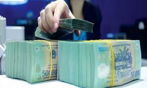 อัตราดอกเบี้ยลดลงอย่างรวดเร็ว ทำไมผู้คนยังฝากเงินในธนาคาร?