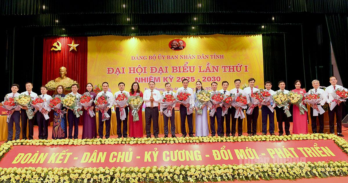 Đồng chí Chủ tịch UBND tỉnh Phan Huy Ngọc tặng hoa các đồng chí nguyên Thường trực, Ủy viên Ban Thường vụ Đảng ủy, Ủy viên BCH Đảng bộ UBND tỉnh nhiệm kỳ 2020 - 2025 thôi không tham gia nhiệm kỳ 2025 - 2030.