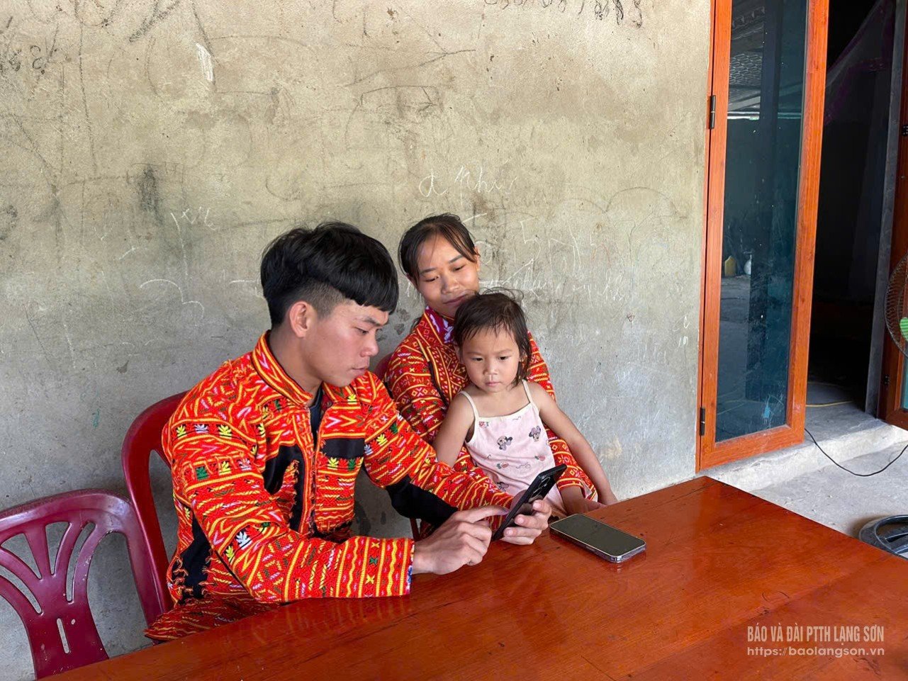 Một gia đình người dân tộc Dao tại thôn Hin Đăm, xã Kiên Mộc đang cùng xem tin tức thời sự trên điện thoại thông minh