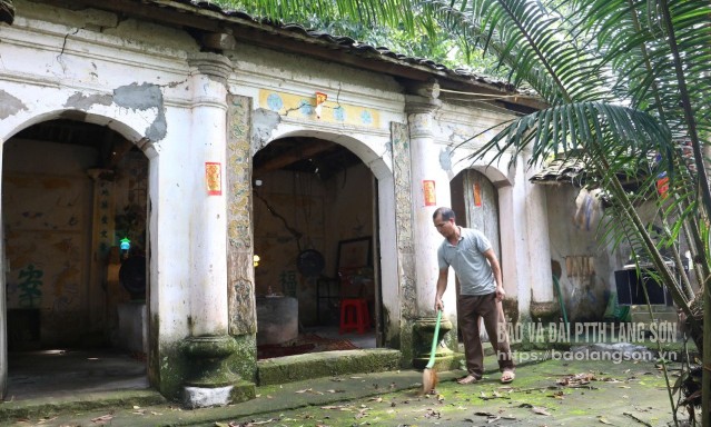 Thành viên Ban Quản lý đình Khau Ngòa quét dọn khuôn viên đình
