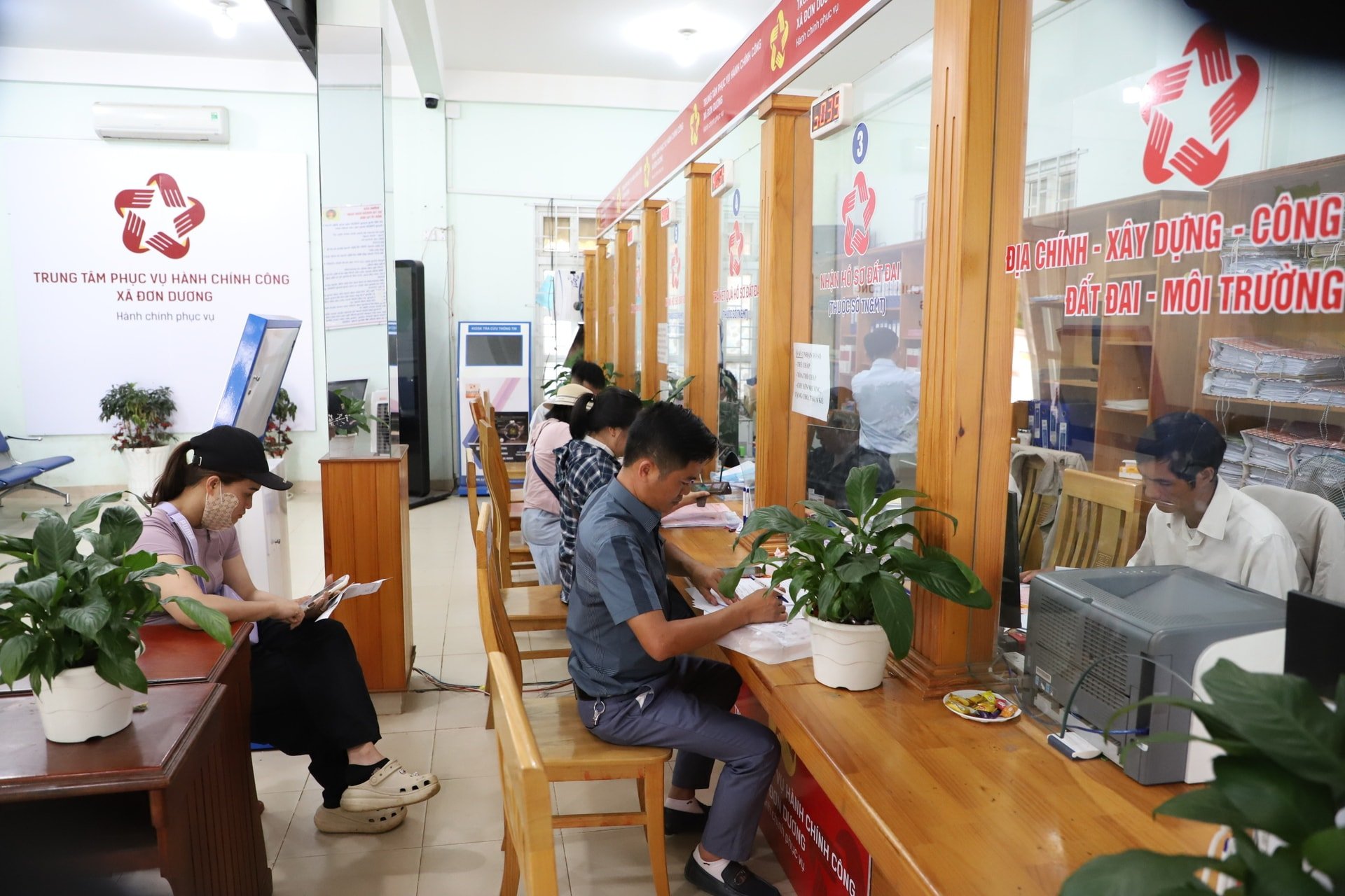 Người dân làm thủ tục hành chính tại Trung tâm dịch vụ hành chính công xã Đơn Dương