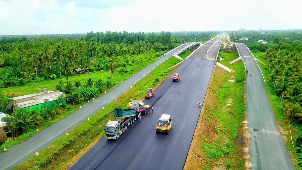 The construction unit will add a synchronous drainage system on the road leading to Rach Mieu 2 bridge.