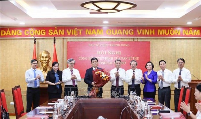 Các lãnh đạo Ban Tổ chức Trung ương tặng hoa chúc mừng ông Nguyễn Thanh Bình