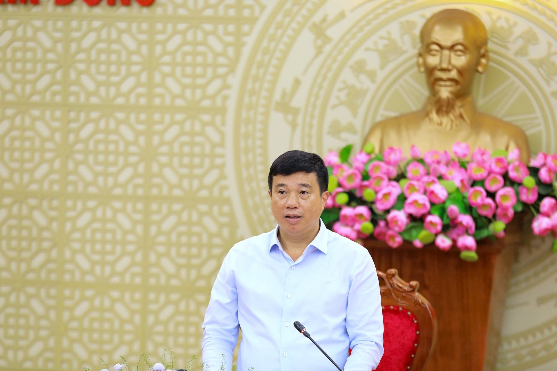 15 Ủy viên BCH Trung ương Đảng, Bí thư Tỉnh ủy Y Thanh Hà Niê KĐăm phát biểu kết luận phiên họp