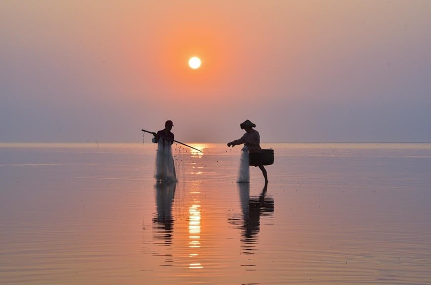 អ្នកនេសាទដកអួនចេញ។