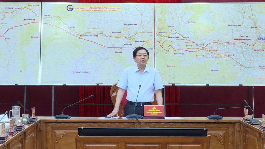 Bí thư Tỉnh ủy Hồ Quốc Dũng phát biểu chỉ đạo tại phiên họp. Ảnh: Phi Long