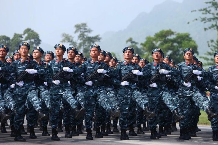 Các khối đi bộ động tác cá nhân đội hình hàng ngang, hàng dọc tương đối đều, đẹp, thống nhất.