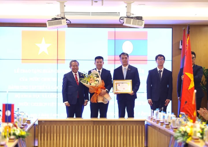 Lễ trao tặng Huân chương Lao động hạng Nhất và Huân chương Hữu nghị của Nước CHDCND Lào: Ghi nhận đóng góp thúc đẩy hợp tác KH&CN Việt - Lào - Ảnh 3.