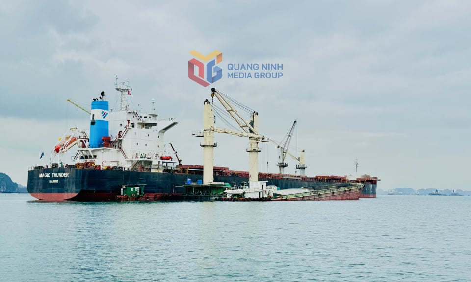 Bốc xúc hàng hóa tại khu vực cảng Con Ong - Hòn Nét. Ảnh: Mạnh Trường