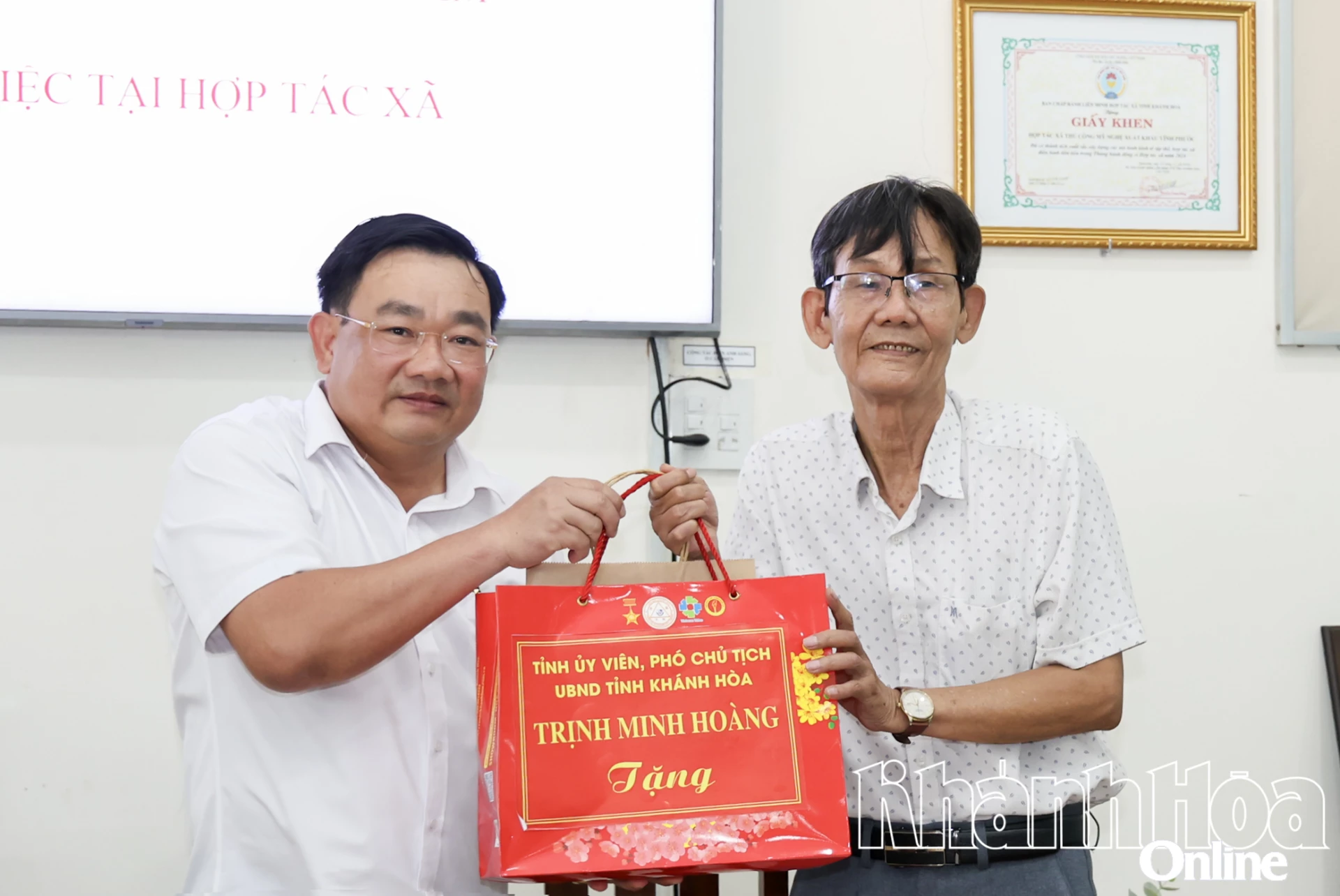 Phó Chủ tịch UBND tỉnh Trịnh Minh Hoàng tặng quà cho lãnh đạo hợp