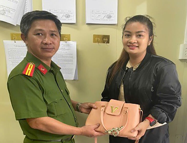 Công an đặc khu Phú Quốc trao lại tài sản cho khách du lịch bỏ quên