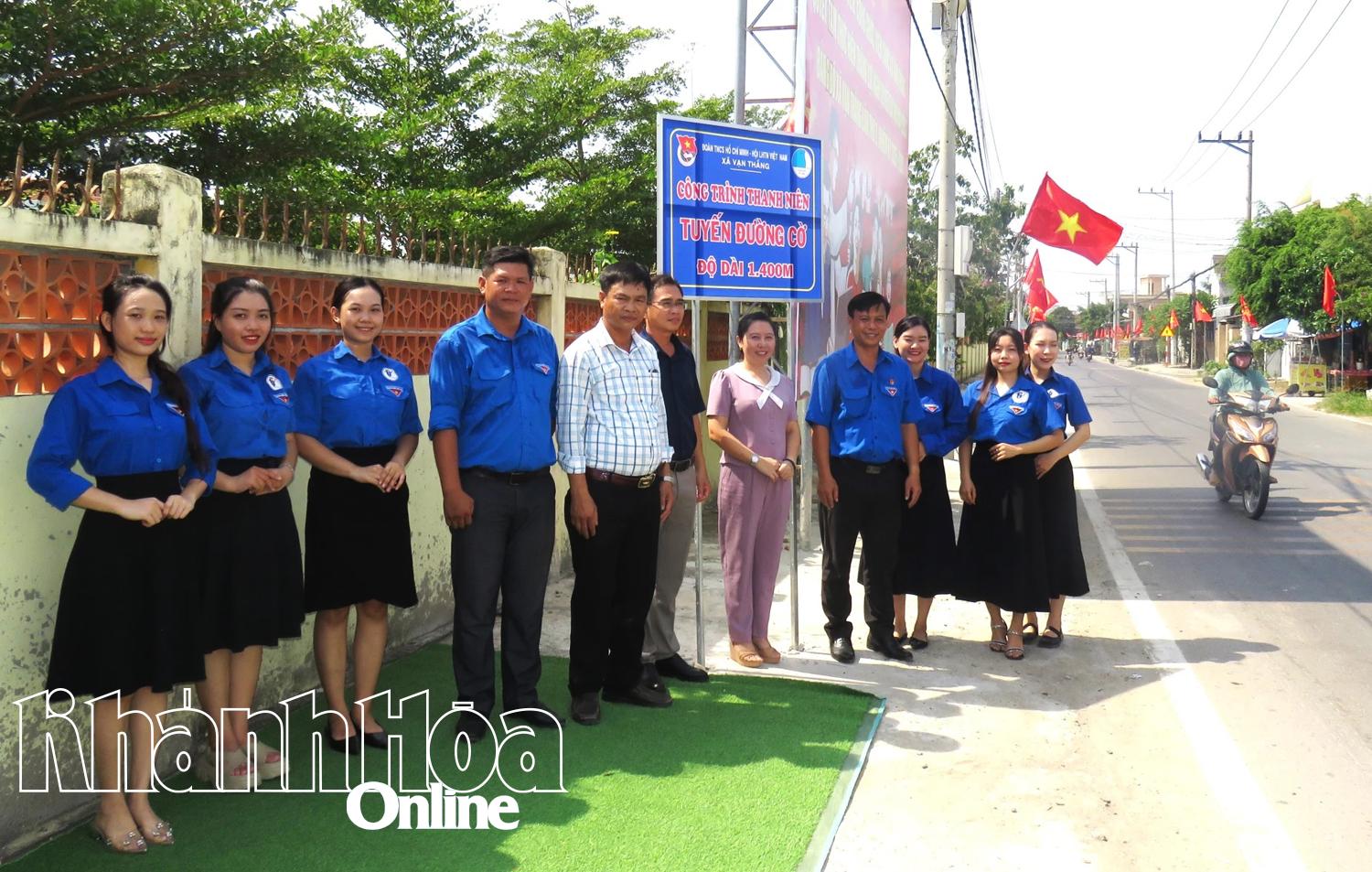 Ra mắt tuyến đường cờ.