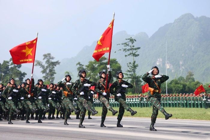 Khối Binh chủng tăng thiết giáp tham gia tổng hợp luyện.