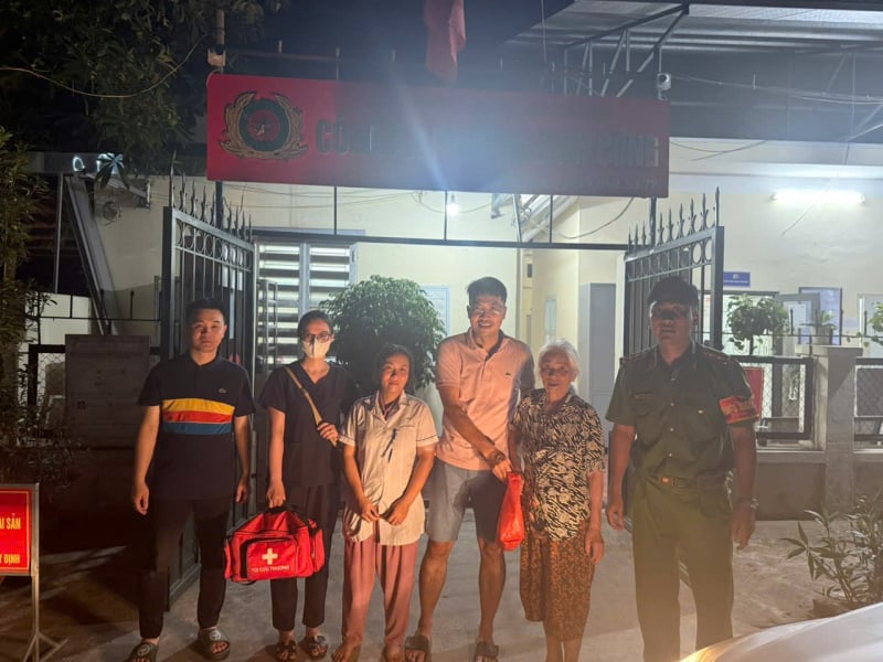 Công an phường Định Công giúp cụ bà đi lạc trở về với gia đình -0