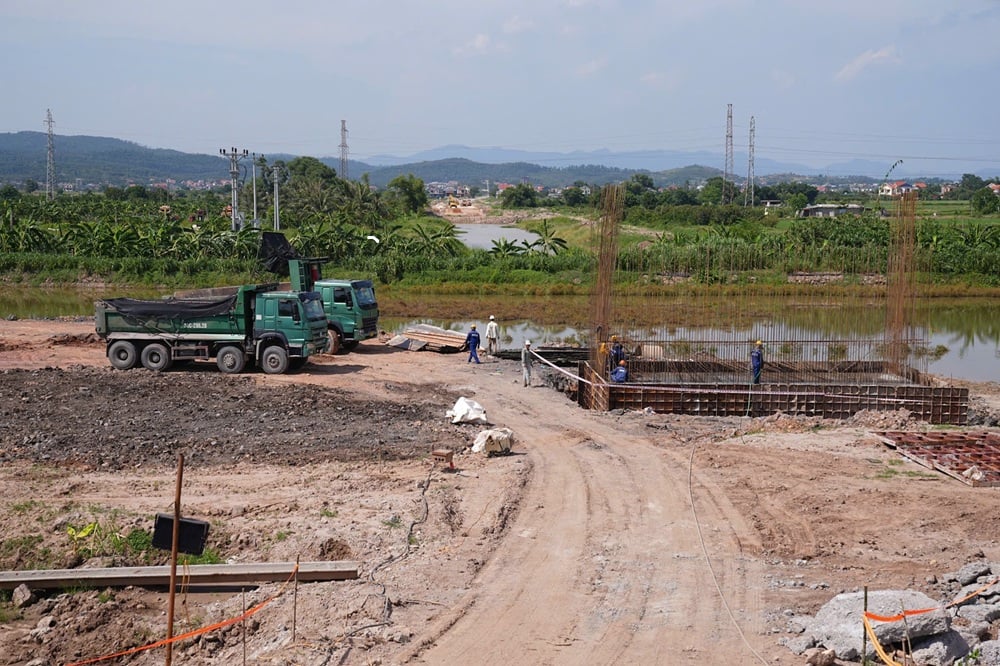 Dự án tuyến đường kết nối quốc lộ 37 với đường ven sông thành phố Đông Triều. Ảnh: Đàm Thanh