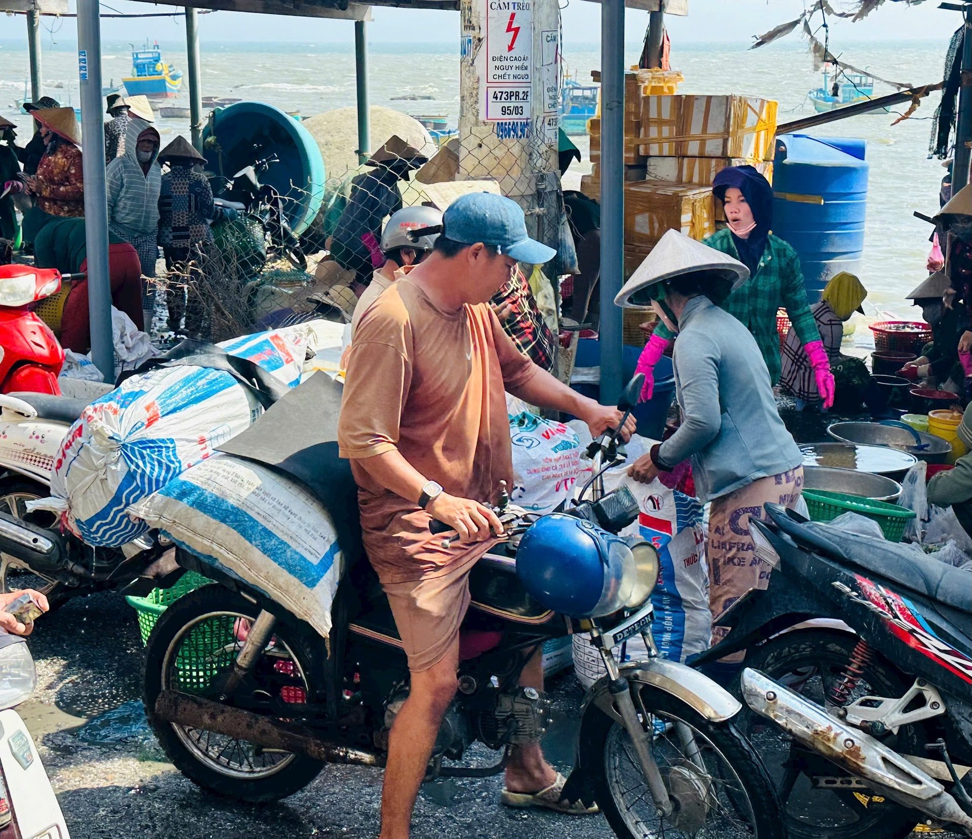 Cảnh mua bán tấp nập