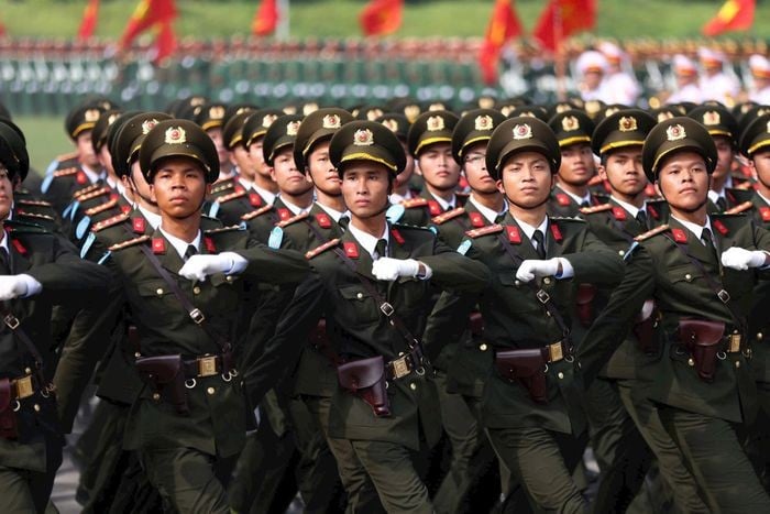 Phần diễu binh của khối thuộc lực lượng Công an nhân dân.