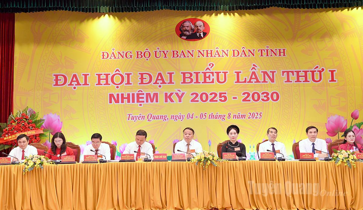 Đoàn Chủ tịch điều hành Đại hội.