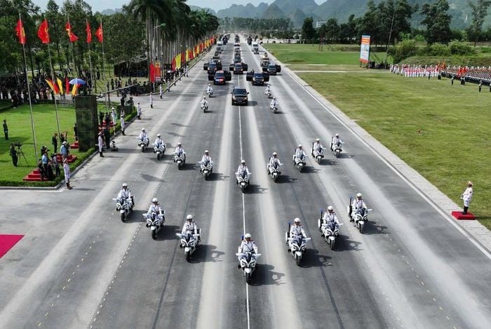 Nhiều loại khí tài đặc thù của lực lượng Công an nhân dân góp mặt tại buổi tổng hợp luyện, như xe tác chiến chống khủng bố, xe trung tâm chỉ huy tác chiến cơ động, xe đặc chủng bọc thép chống đạn, xe đặc chủng tác chiến dưới nước, xe đặc chủng hỗ trợ tác chiến đa năng, xe đặc chủng chống bạo loạn.