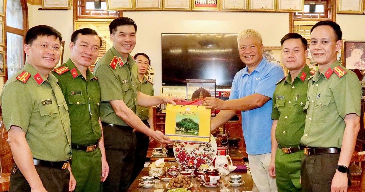 នគរបាលខេត្តឧទ្ទិសកុសលជូនដល់ថ្នាក់ដឹកនាំជំនាន់ក្រោយ ក្នុងឱកាសរំលឹកខួបលើកទី៨០ នៃទិវាប្រពៃណីនគរបាលប្រជាជនវៀតណាម (១៩ សីហា ១៩៤៥ - ១៩ សីហា ២០២៥)