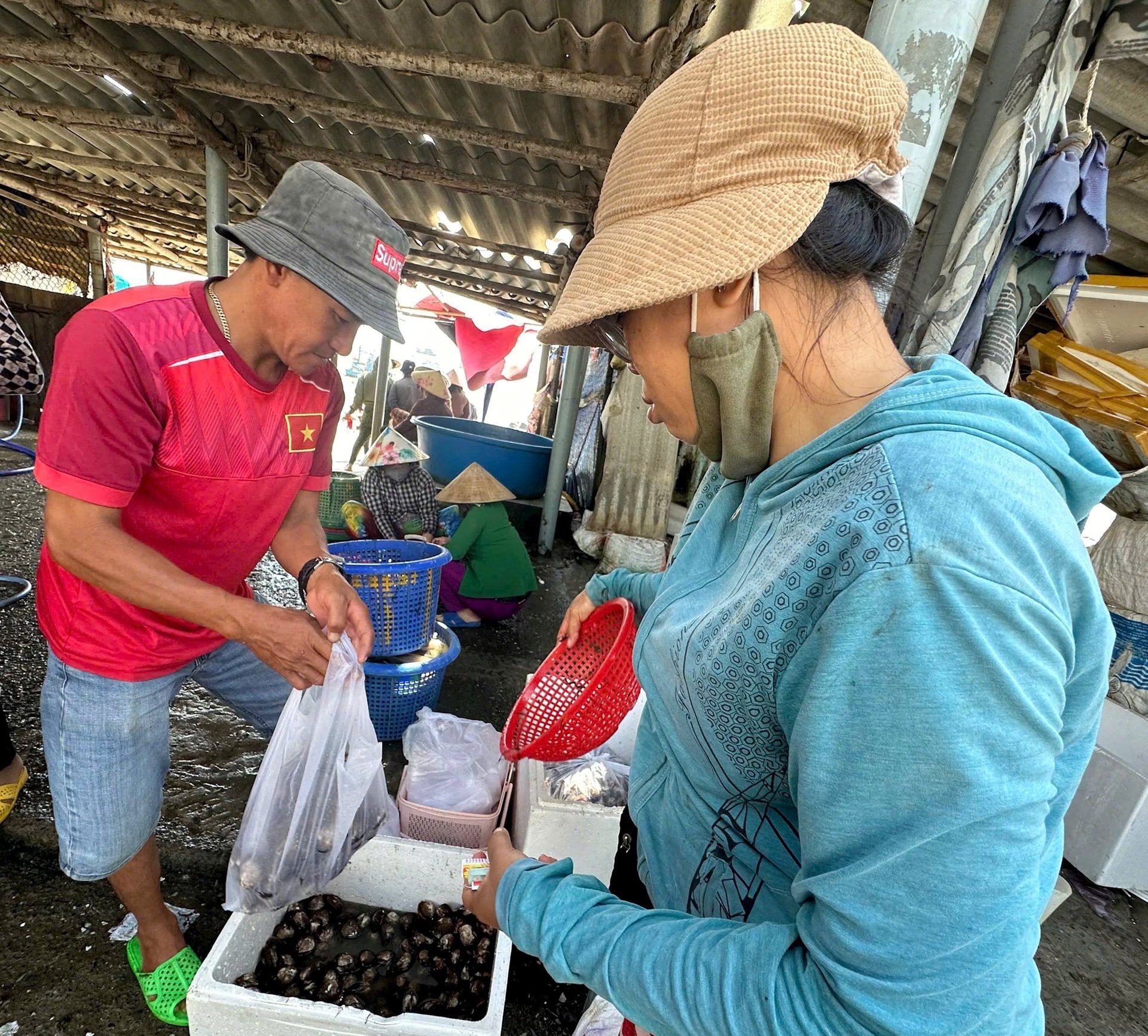 Mua bán ngay tại bến