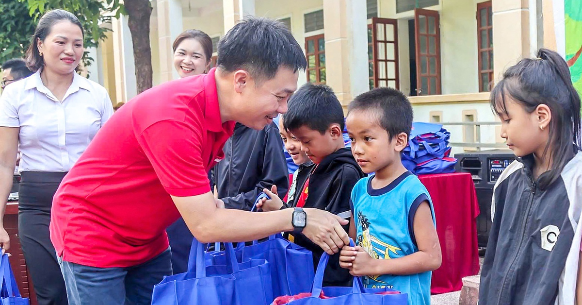 Preventing students from dropping out of school in flooded areas of Nghe An