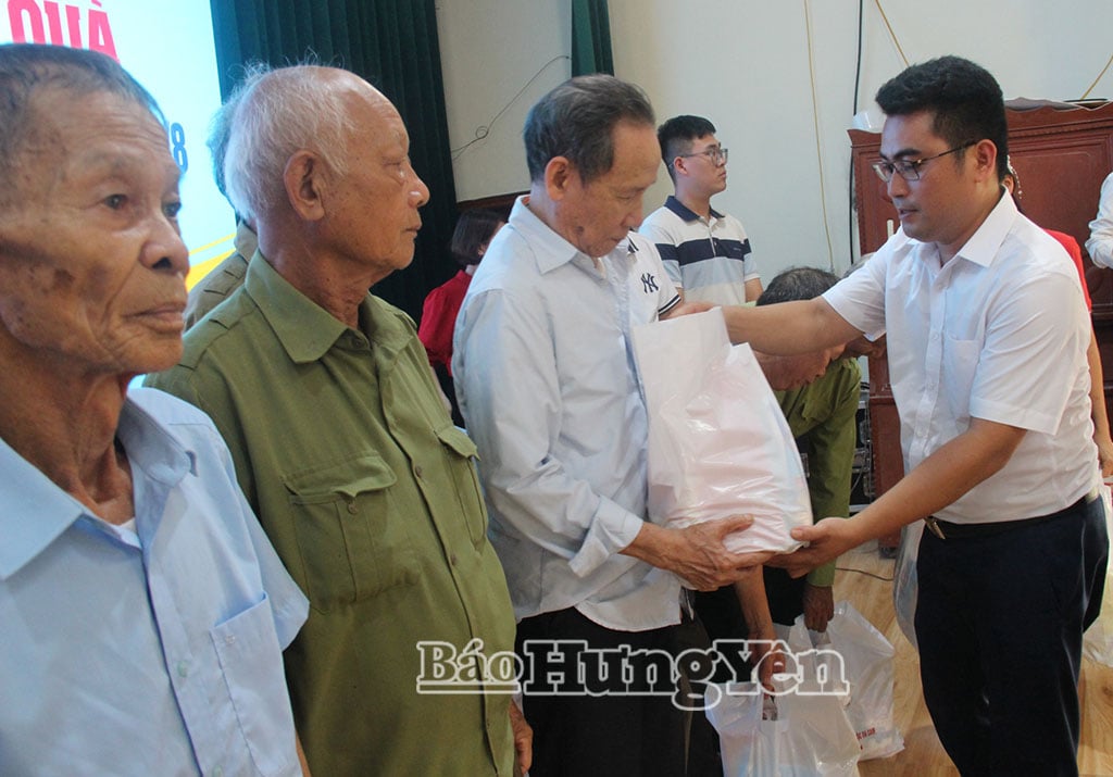 Giving gifts to Agent Orange victims in Doan Dao commune.