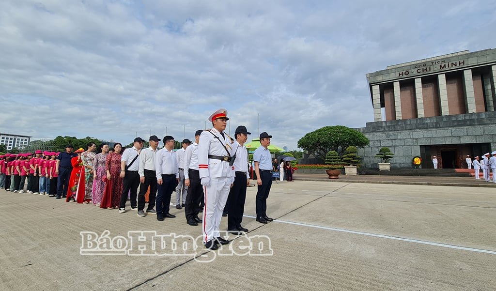 Đoàn cán bộ và con người lao động Công ty Tân Đệ vào Lăng viếng Chủ tịch Hồ Chí Minh.