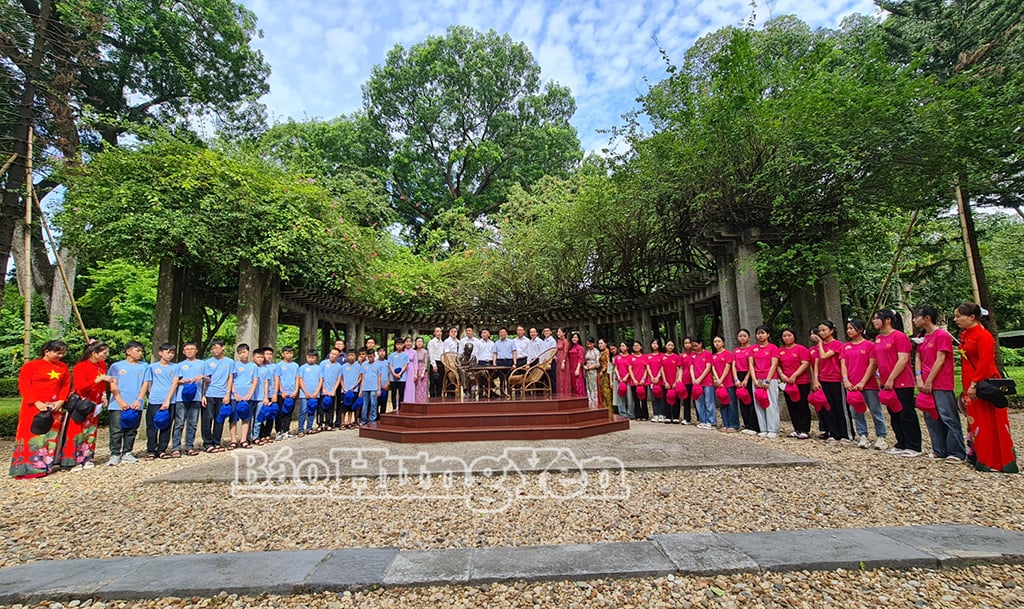 Đoàn đến tham quan và chụp ảnh lưu niệm tại giàn hoa Phủ Chủ tịch ở cuối đường Xoài - nơi sinh thời Bác thường tiếp khách và làm việc ở đây.