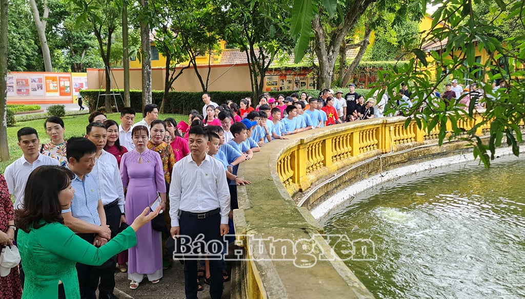 Đoàn đi thăm ao cá Bác Hồ trong khuôn viên Phủ Chủ tịch.