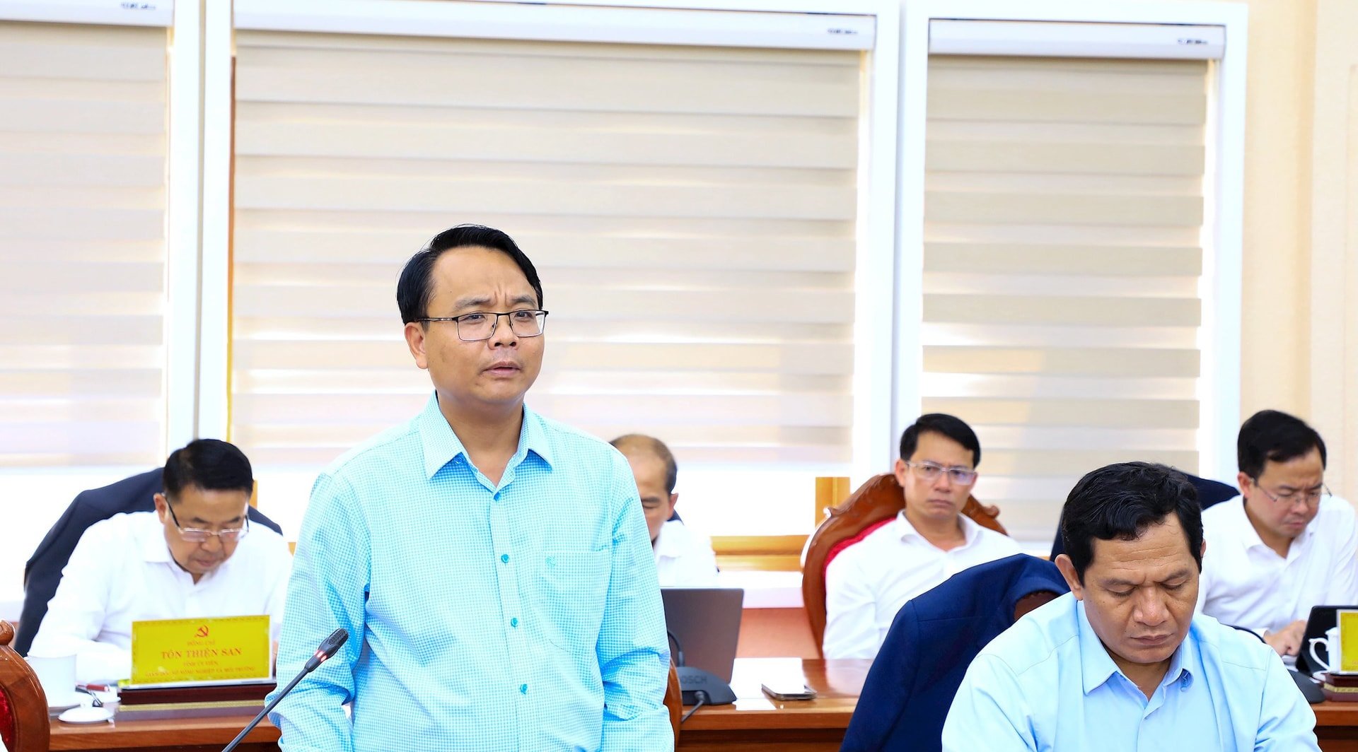 6-pho-bi-thu-tinh-uy-dang-hong-sy-de-nghi-dieu-chinh-dua-vao-du-thao-van-kien-thong-tin-cu-the-ve-du-bao-ca-co-hoi-va-kho-khan-thach-thuc-trong-nhiem-ky-moi(1).jpg