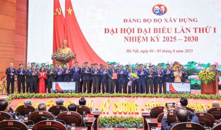Bộ trưởng Trần Hồng Minh: Quyết tâm xây dựng Đảng bộ Bộ Xây dựng ngày càng trong sạch, vững mạnh
- Ảnh 5.