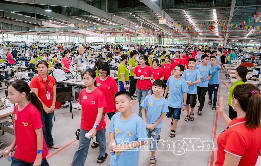 Con người lao động tham quan Nhà máy Tân Đệ 9 tại xã Lương Bằng.