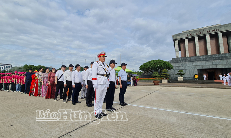 Công ty Tân Đệ: Tổ chức hành trình cùng con về thăm Lăng Bác