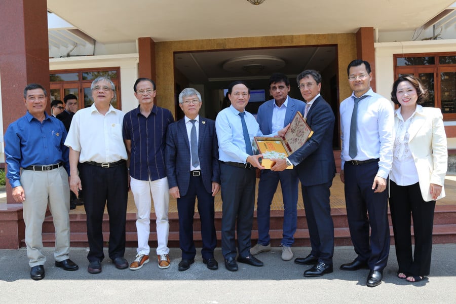 lanh-dao-tinh-tang-qua-va-chup-hinh-luu-niem-voi-chu-dau-tu-du-an-khu-nghi-duong-cao-cap-va-sieu-du-thuyen-tai-khu-vuc-de-gi-vung-boi.jpg