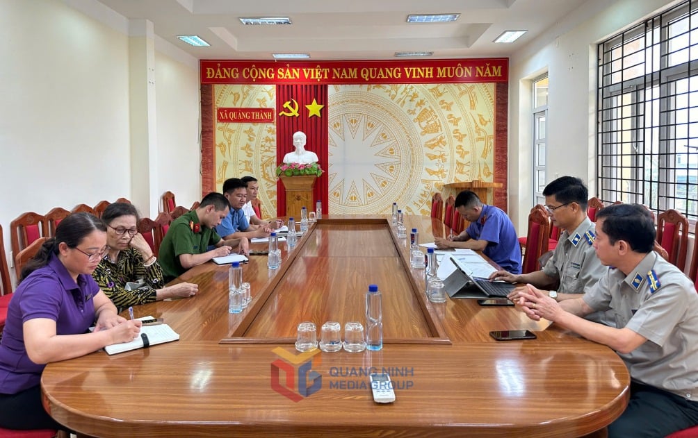 Trong thời gian sắp xếp, tổ chức bộ máy, CBCC các cơ quan THADS tỉnh không để gián đoạn công việc, ảnh hưởng người dân, tổ chức. Trong ảnh: Chi cục THADS huyện Hải Hà cũ động viên thuyết phục người thi hành án, tháng 6/2025.